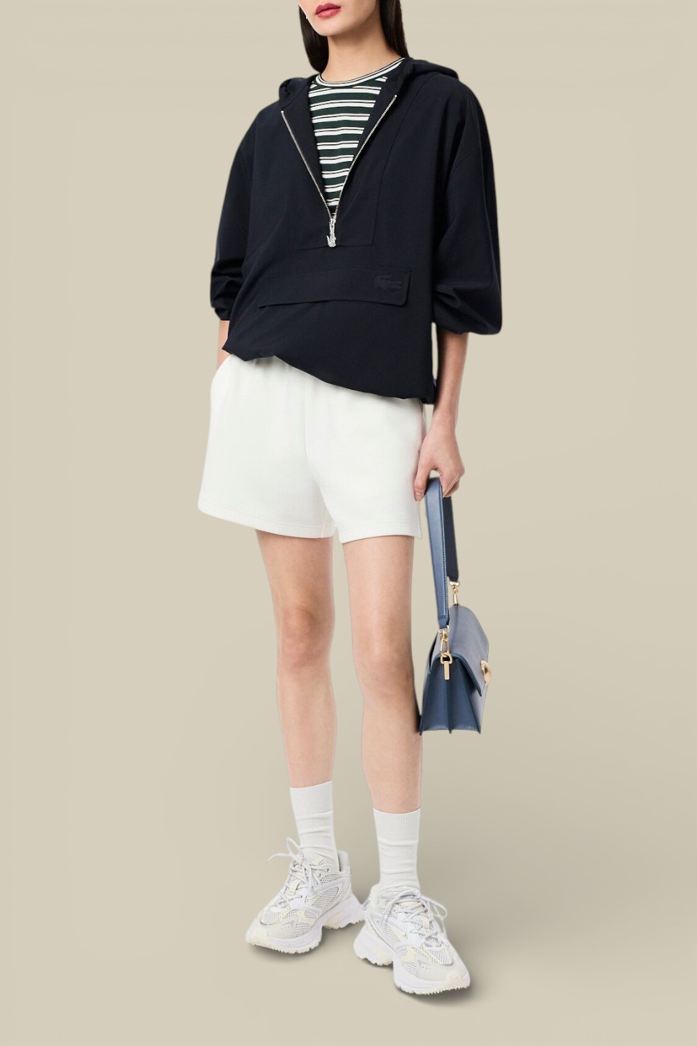 תמונת כל הלוק של חולצת טי